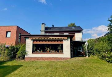 RESERVIERT ! CHARMANTES EINFAMILIENHAUS MIT GROßEM GRUNDSTÜCK UND VIEL POTENTIAL !
