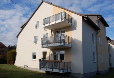 Konzept Betreutes Wohnen - Renditestarke 2 Zimmer ETW, Wohnzimmer mit Balkon, offene Küche und Bad m. Dusche