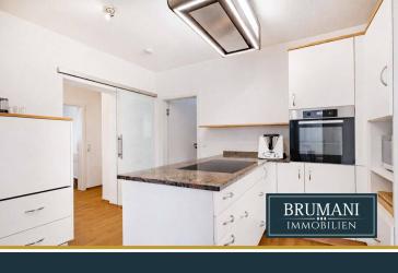 BRUMANI | Kernsanierte ETW mit Balkon, Holzofen & 2 Stellplätzen in Waldkirch