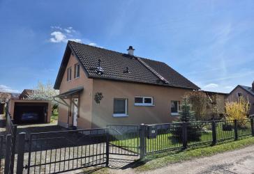 vollmöbliertes Haus mit Solaranlage, Garage mit Wallbox und großem Garten