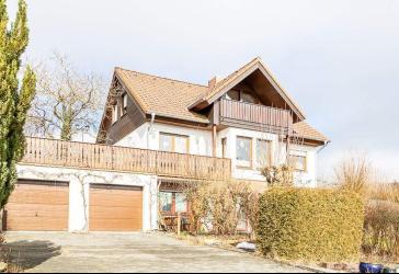Einfamilienhaus mit vermieteter Einliegerwohnung, wunderschönem Garten, großer Terrasse und Garage.