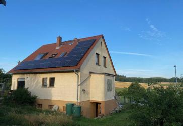 Freistehendes Familienhaus mit Fernblick und großem Garten.