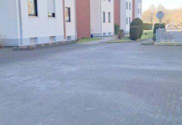Gepflegte 4-Zimmerwohnung mit Balkon, Tiefgaragenstellplatz und Außenstellplatz – attraktive Lage nahe Universität und Zentrum