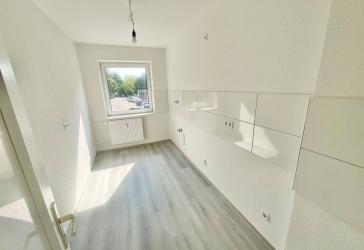 Frisch renovierte 4-Zimmer-Wohnung mit Balkon und Gäste-WC!