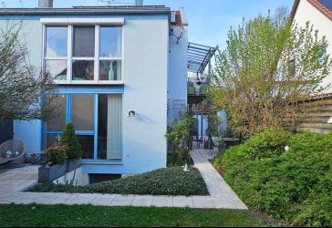 Attraktive 3-Zimmer-Gartenwohnung mit Einbauküche und Carport in Erding