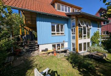 Architektenhaus mit Garten, Terrasse, Carport und Garage