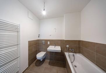 Geräumige Wohnung im Neubauerstbezug mit südseitiger Dachterrasse und zwei Bädern