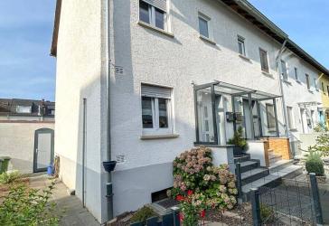 Charmantes Reiheneckhaus mit Garten, Garage & 3 Stellplätzen in Ettlingen