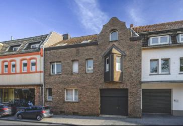 Broichweiden! Zweifamilienhaus mit moderner Haustechnik und großen Unterstellflächen
