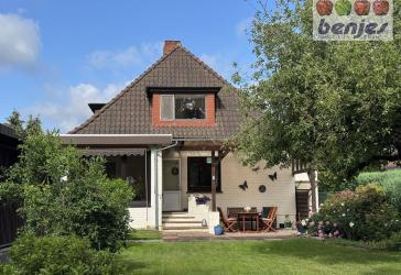Bungalow mit besonderem Charme und idyllischem Garten in zentrumsnaher Lage