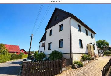 Viel Raum für zwei Generationen - großzügiges Zweifamilienhaus mit Garten und Garagen