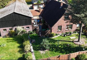Lebenstraum erfüllen: Genehmigte Pferdehaltung mitten in Friedrichsfehn! Bauernhaus mit weitläufigem Grundstück, Stallgebäuden inkl. 1 ha Land.