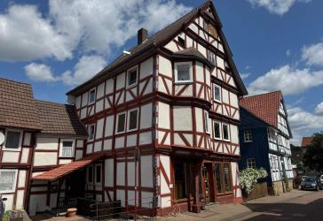 Attraktive Kapitalanlage mit Charme: Fachwerkhaus mit Wohn- und Gewerbeeinheit im Herzen von Oberkaufungen