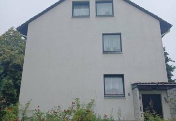 Sanierungsbedürftiges Zweifamilienhaus in ländlicher Lage