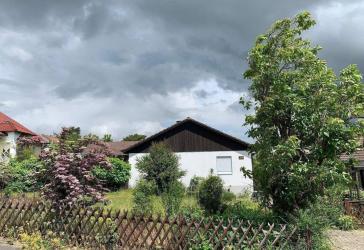 Winkelbungalow mit Wohlfühlcharakter | Ruhige Lage, schöner Garten, viel Platz