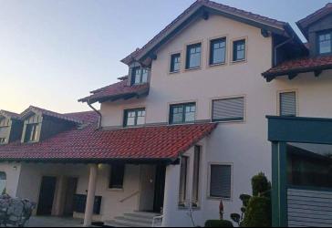 Moderne 5-Zimmer-Wohnung mit Balkon, EBK & Garage in Pförring