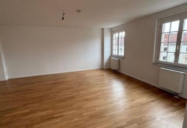 Exklusive 6-Zimmer-Wohnung mit zwei Bädern, Loggia und hochwertiger Komplettsanierung