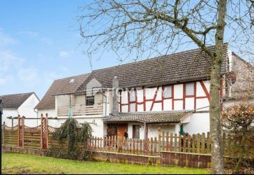 Einfamilienhaus mit Scheune und Nebengebäuden in ruhiger Lage