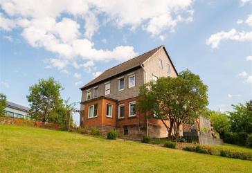 Viel Platz für die Familie: Freistehendes Haus mit großem Grundstück & Doppelgarage