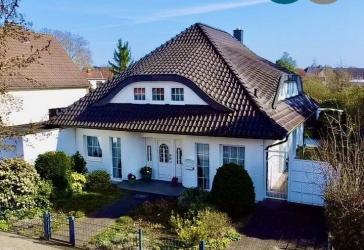 Traumhaftes Einfamilienhaus mit Galerie und idyllischem Garten mit Teich im Leintor!