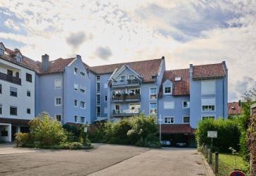 Reserviert! Zentral gelegene 1-Zimmer-ETW mit Balkon und Carport