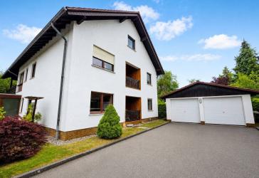 Mehrgenerationenhaus mit drei Wohneinheiten und potenziellem Baugrundstück in Bad Emstal
