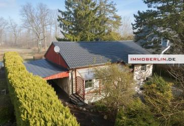 IMMOBERLIN.DE - Bungalow mit viel Gestaltungspotenzial & Nebengebäuden nahe Zeesener See
