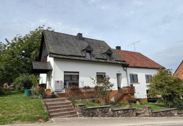 Idyllisches Einfamilienhaus mit Scheune und großem Garten