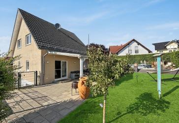 Einfamilienhaus mit 5 Zimmern, Pool und traumhaftem Blick über Weilmünster