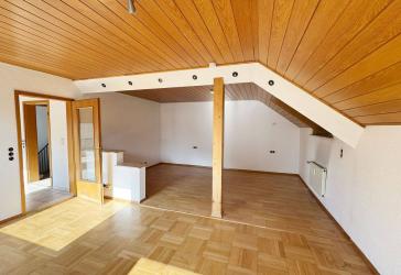 Erstbezug nach Renovierung: Großzügige 4-Zimmer-Wohnung mit Westbalkon & Dachboden