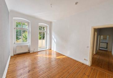 Helle Altbauwohnung mit Balkon - ruhig gelegen & gut angebunden