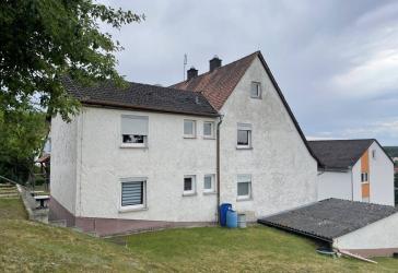 Zweifamilienhaus mit großem Grundstück