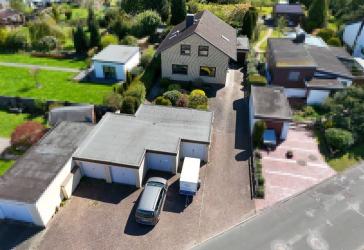 Großes Einfamilienhaus mit 5 Garagen und idyllischem Garten auf 1945 m² Grundstück im schönen Langen