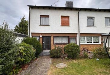 Renovierungsbedürftig aber mit viel Platz , großem Garten und Doppelgarage!