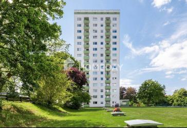 Bezugsfreie 3-Zimmer-Wohnung mit Loggia, Tiefgaragenstellplatz und Aufzug in Lübeck-Moisling