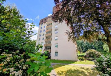 Natur nah, Stadt nah: 4 Zimmer, Südbalkon & eine eigene Garage.