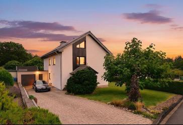 gepflegtes und großzügiges Einfamilienhaus mit großem Garten und Bauland in ruhiger Lage in Lage