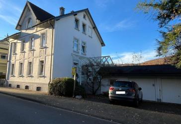 Charmantes Wohnhaus mit Garagen in zentrumsnaher Wohnlage von Plettenberg