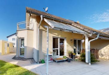 Einziehen - Wohlfühlen - Leben genießen: Moderne DHH mit EBK, Garten, neue PV-Anlage in Rheinau-Linx