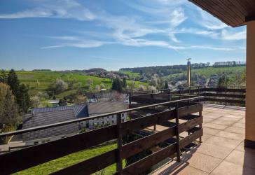 Zwei Wohneinheiten mit traumhaftem Gartenparadies, großer Terrasse & herrlicher Aussicht