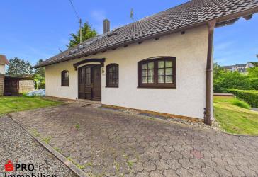 Freistehendes Einfamilienhaus mit großem Grundstück !