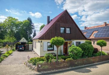 EFH mit englischer Gartenoase - Charme, Terrasse, Kamin & Sommerhaus**