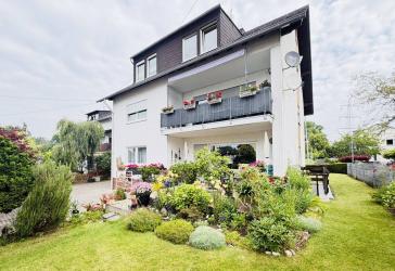 Attraktives Investment mit vier abgeschlossenen Wohneinheiten, Garagen und Mietsteigerungspotenzial