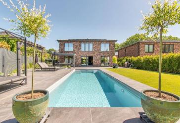 Neubau Stadtvilla mit Pool - Luxuriöses Wohnen in ruhiger Lage von Sasel