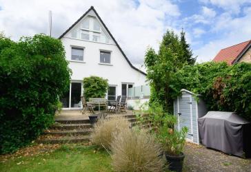 Großzügiges Wohnhaus mit ca. 160 m², großem Garten und Garage in Großburgwedel