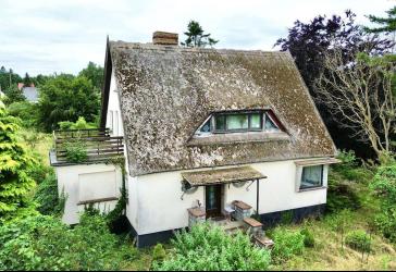 Sanierungsbedürftiges Einfamilienhaus auf weitläufigem Grundstück zwischen Waldrand und Bodden