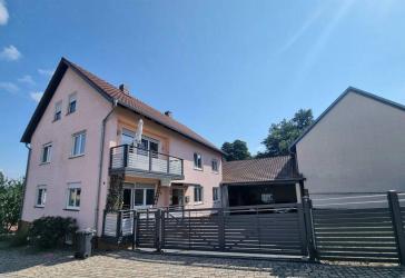 Charmantes Einfamilienhaus mit zwei Wohneinheiten, großem Hof, Scheune und Grünfläche!
