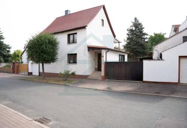 Freistehendes Einfamilienhaus mit Garage, Nebengebäude & viel Gestaltungspielraum