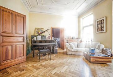 Exklusive, traumschöne 5-Zimmer-Altbau-Wohnung mit 2 Balkonen und Einbauküche in Düsseldorf