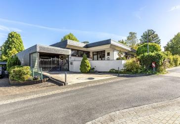 Außergewöhnlicher Bungalow auf über 2.000 m² Grundstück in Sackgassenlage